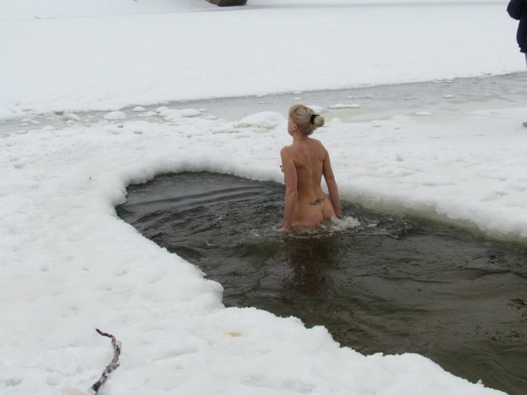 Обнаженные моржихи в снегу