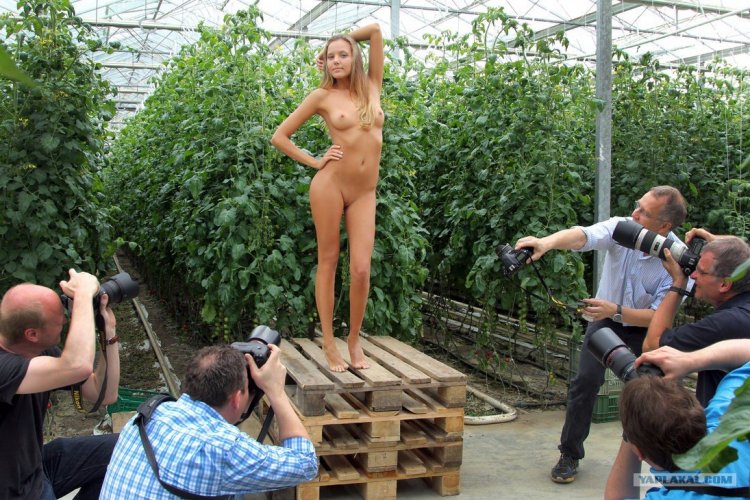 Голые девушки в публичных местах