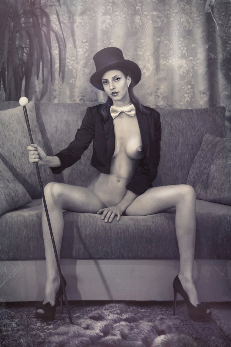 Аристократки в шляпе эро