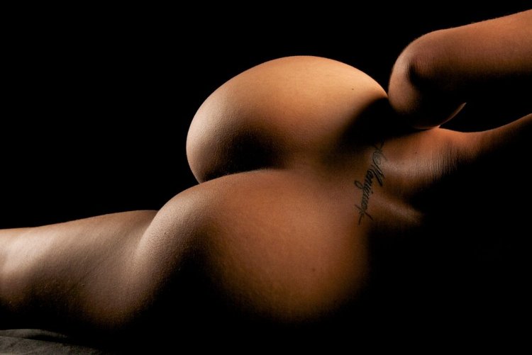 Красивые изогнутые голые попы