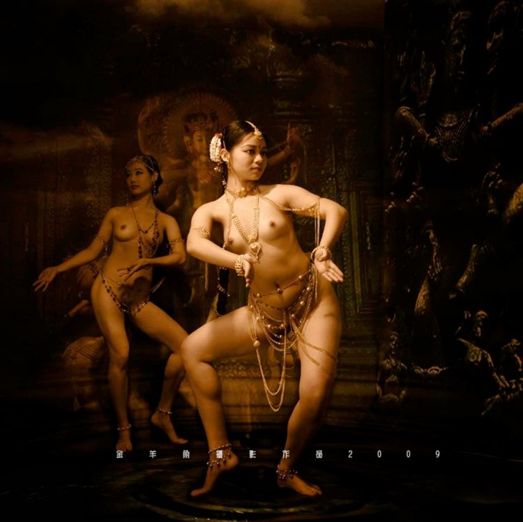 Обнажённые танцовщицы