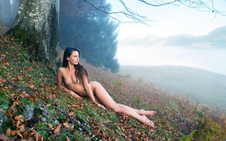 Эротическая фотосессия в лесу