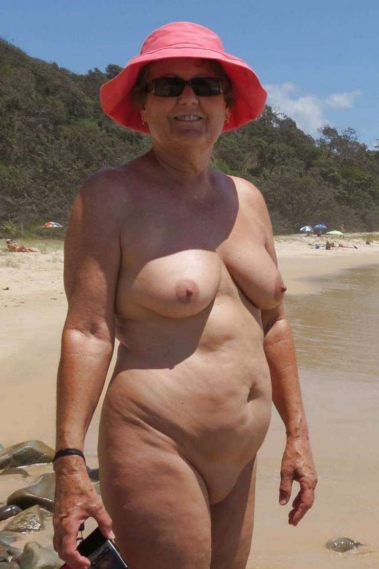 Пожилые женщины голышом на пляже (75 фото) .