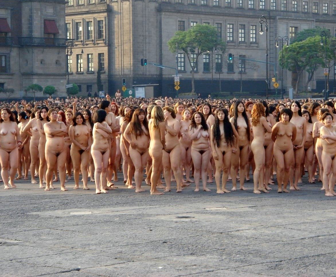 Толпа обнаженных женщин (74 фото) .