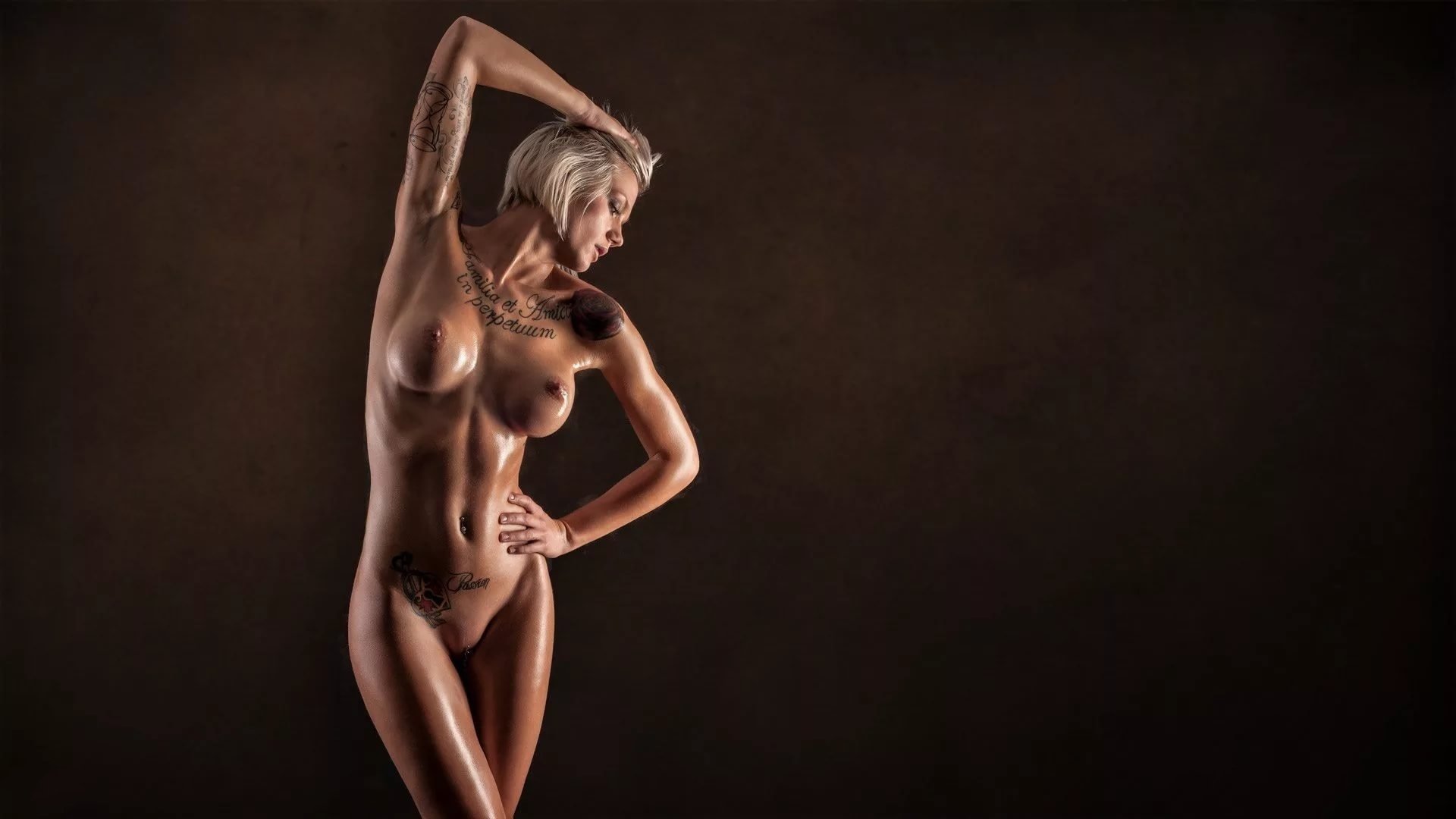 Женщины с голым торсом (60 фото) .