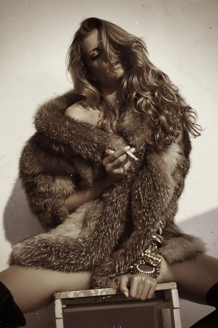 Брюнетка в мехах