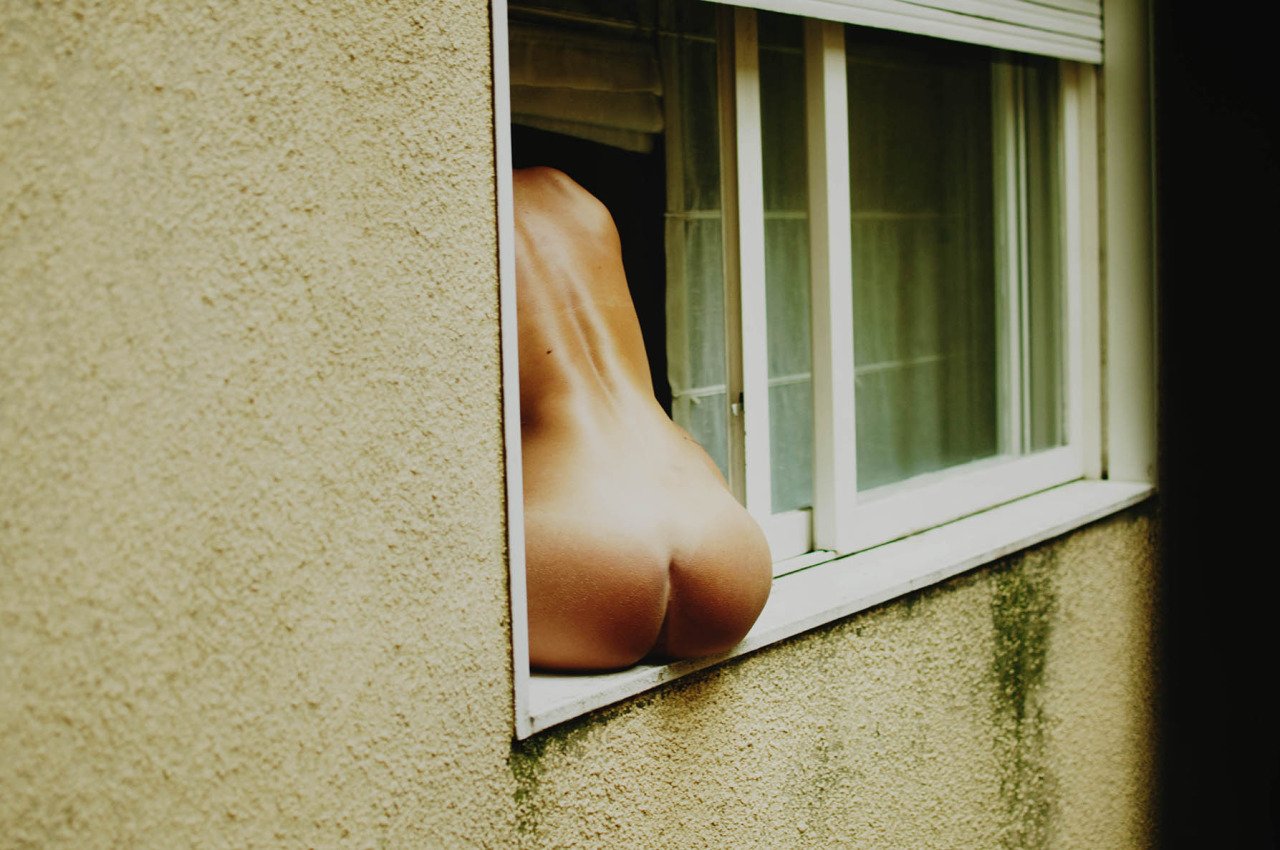 Голые женщины перед окном (69 фото) .