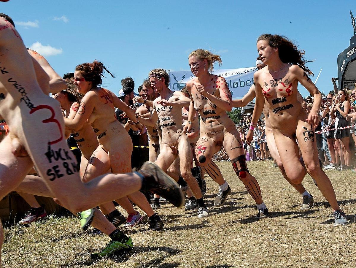 Бег голых женщин (71 фото) .