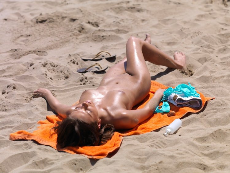 Девушки загорают голышом