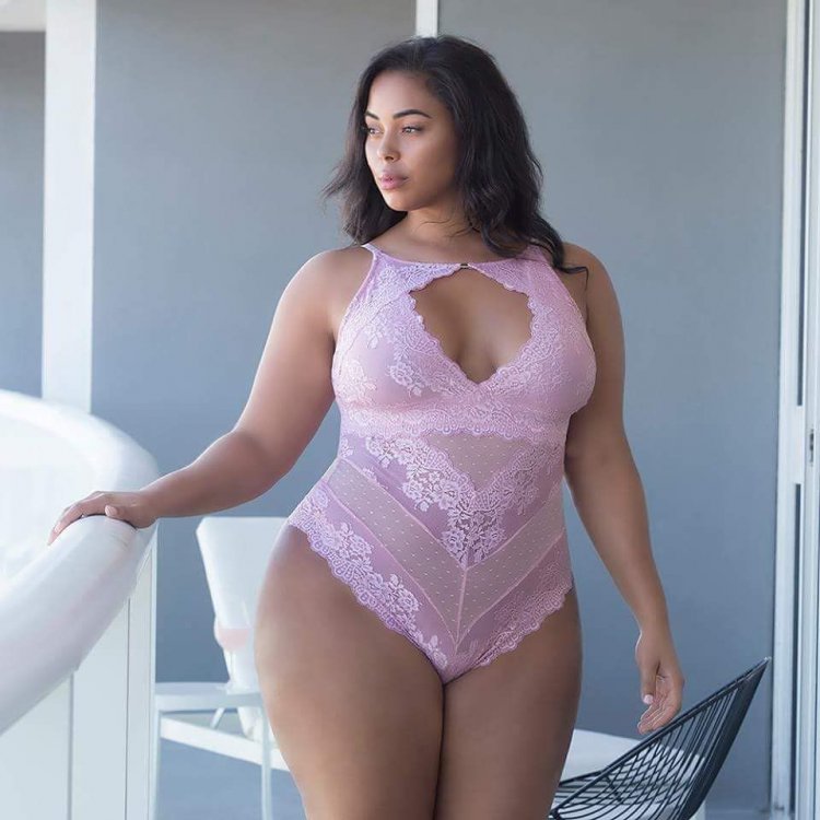 Пышки в чулках и стрингах