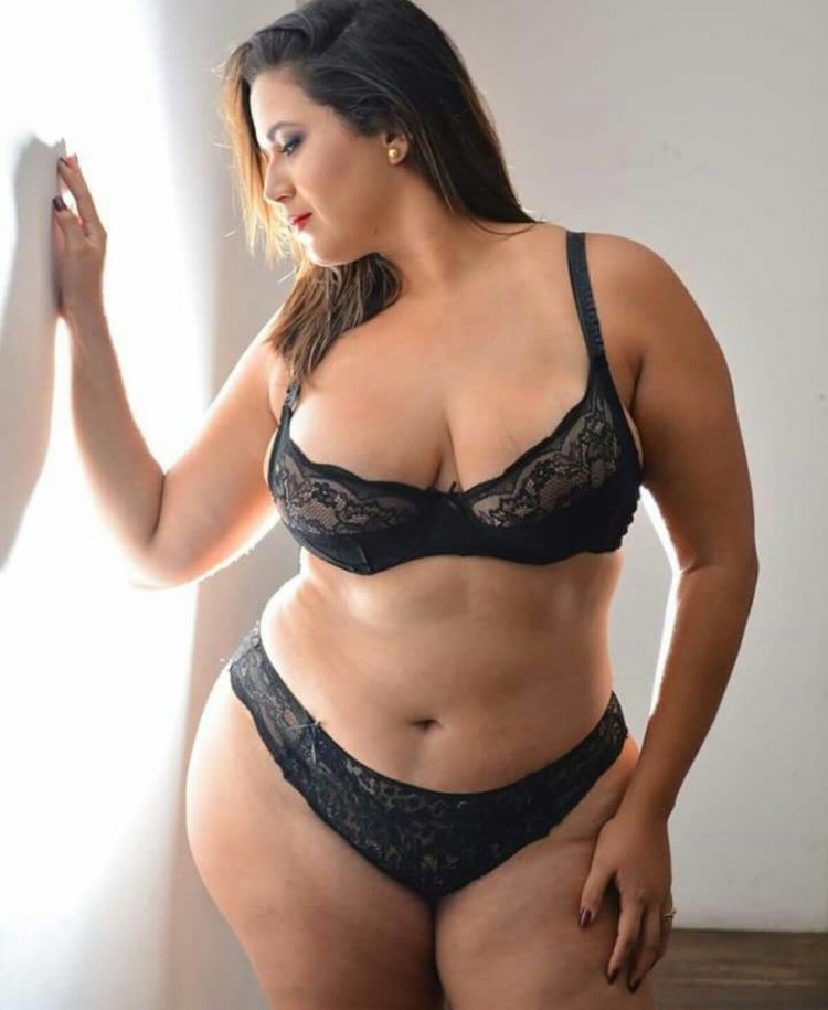 Плюс сайз Николь Симон в чулках