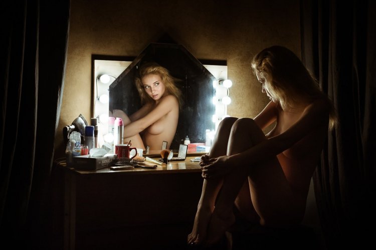 Обнаженная девушка у зеркала