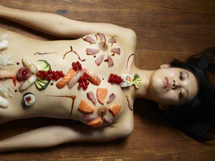 Еда на обнаженной девушке