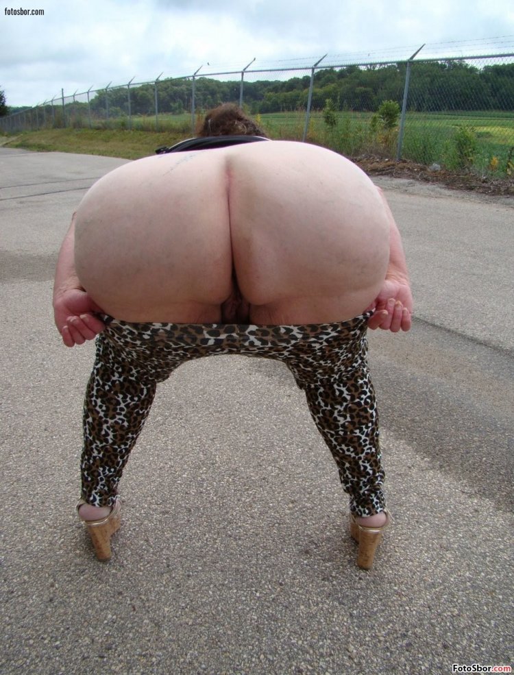 Голая в леопардовых леггинсах