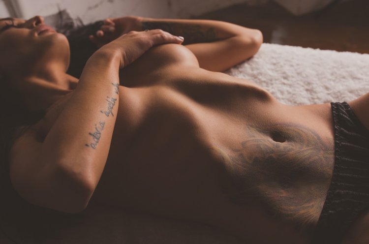 Девушка прикрывается руками 18+