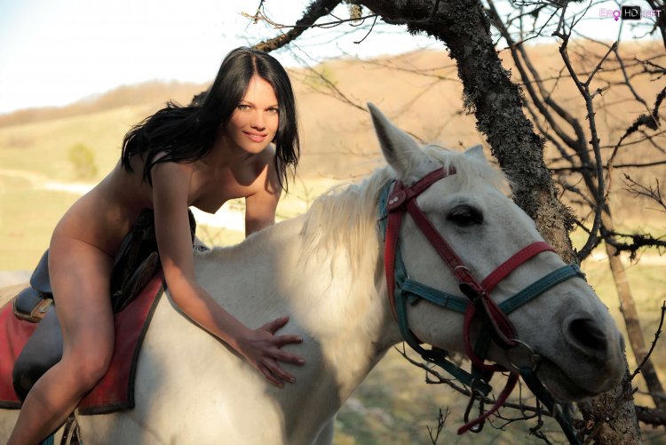 Обнаженная женщина на коне