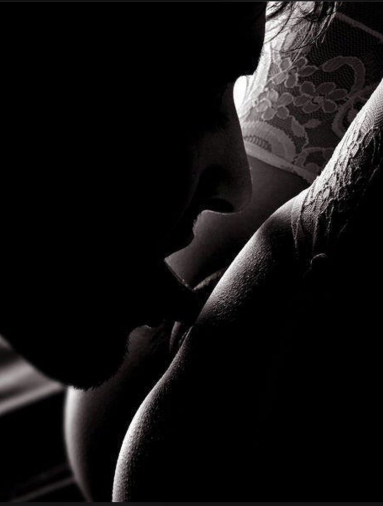 Мужчина ласкает клитор девушке