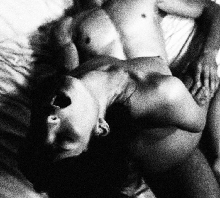 Двое мужчин ласкают одну женщину