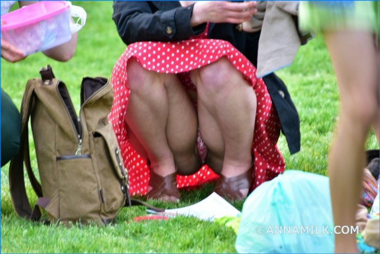 Засветила трусы под юбкой