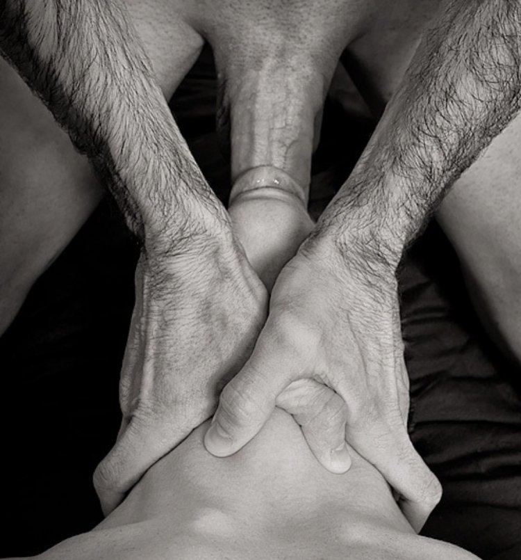 Мужская рука в женских трусиках