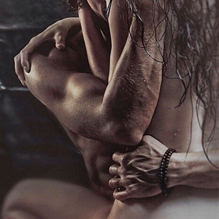 Прижалась попкой к парню