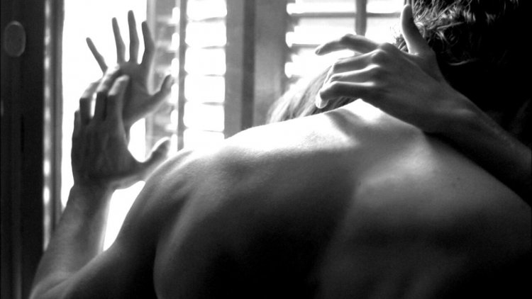 Голые мужчина и женщина обнимаются