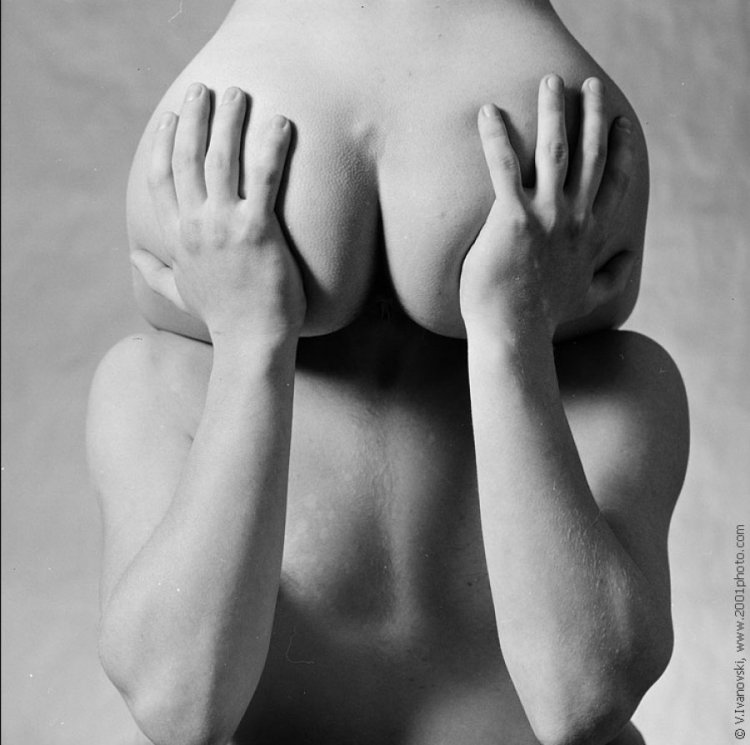 Эротический поцелуй спины