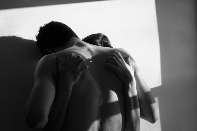 Голые мужчины и женщины в студии