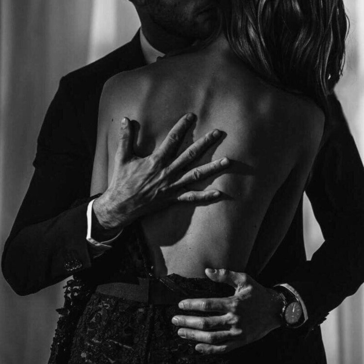 Обнимает девушку сзади