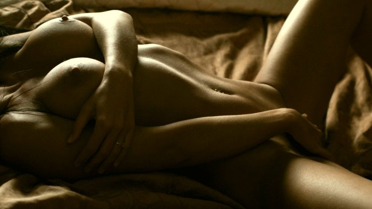 Голое женское тело в постели