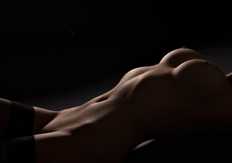 Голый женский торс настоящее