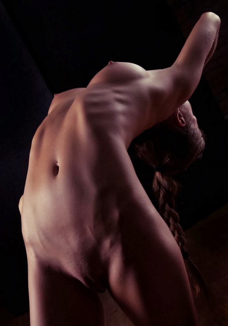 Торс девушки в активном повороте ню