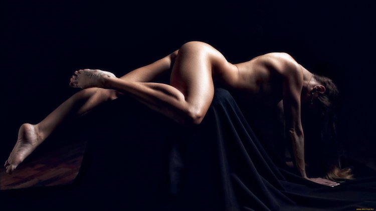 Обнаженные девушки с накаченным прессом