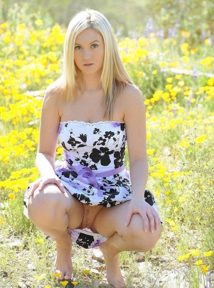 Молодая девушка без трусиков