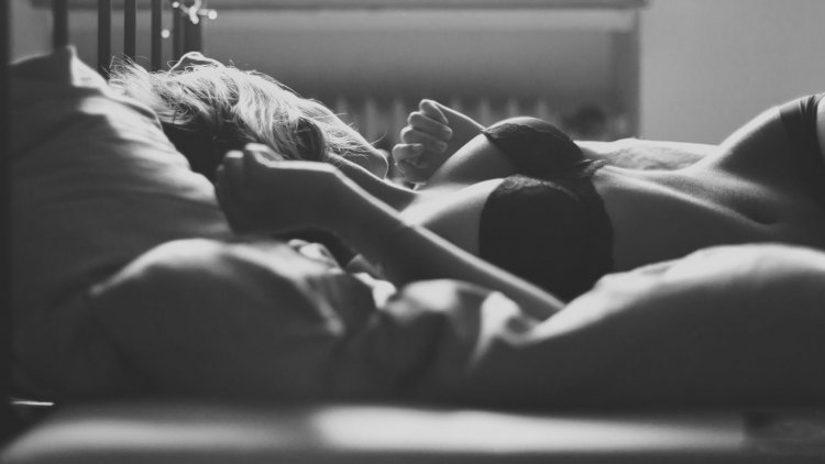 Голая красотка в позе наездницы