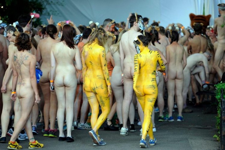 Толпы обнаженных парней