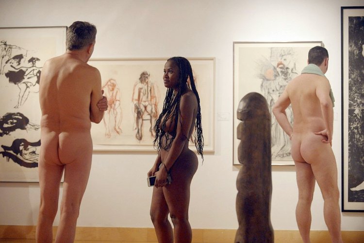 Голые посетители в музее