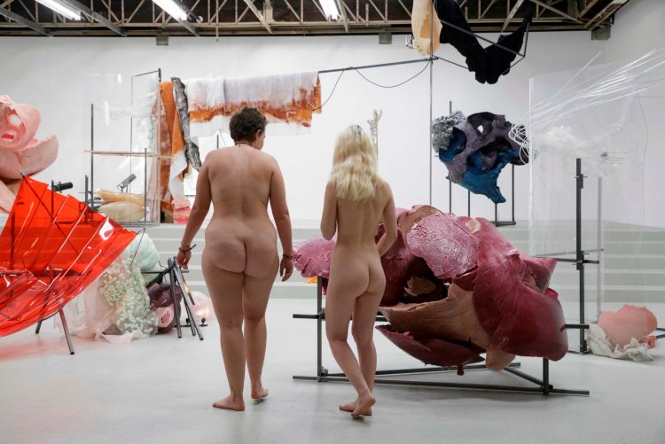 Выставка голых женщин