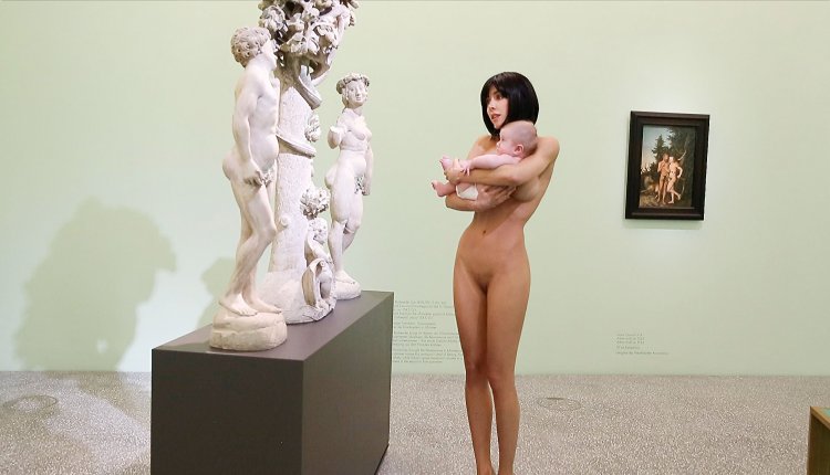 Девушка разделась на выставке