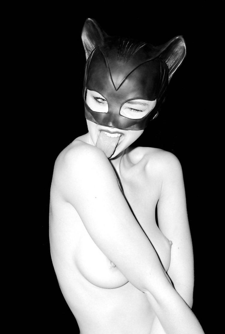 женщина кошка с голыми сиськами фото 114
