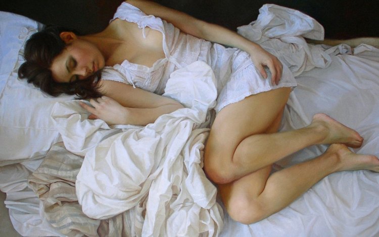 Брюнетка лежа в кровати