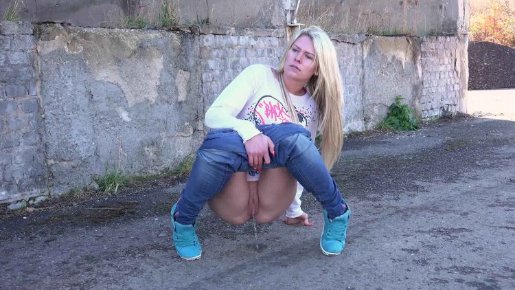 Голые женщины сикают и какают