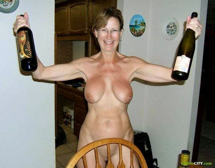 Зрелая голая пьяная спит