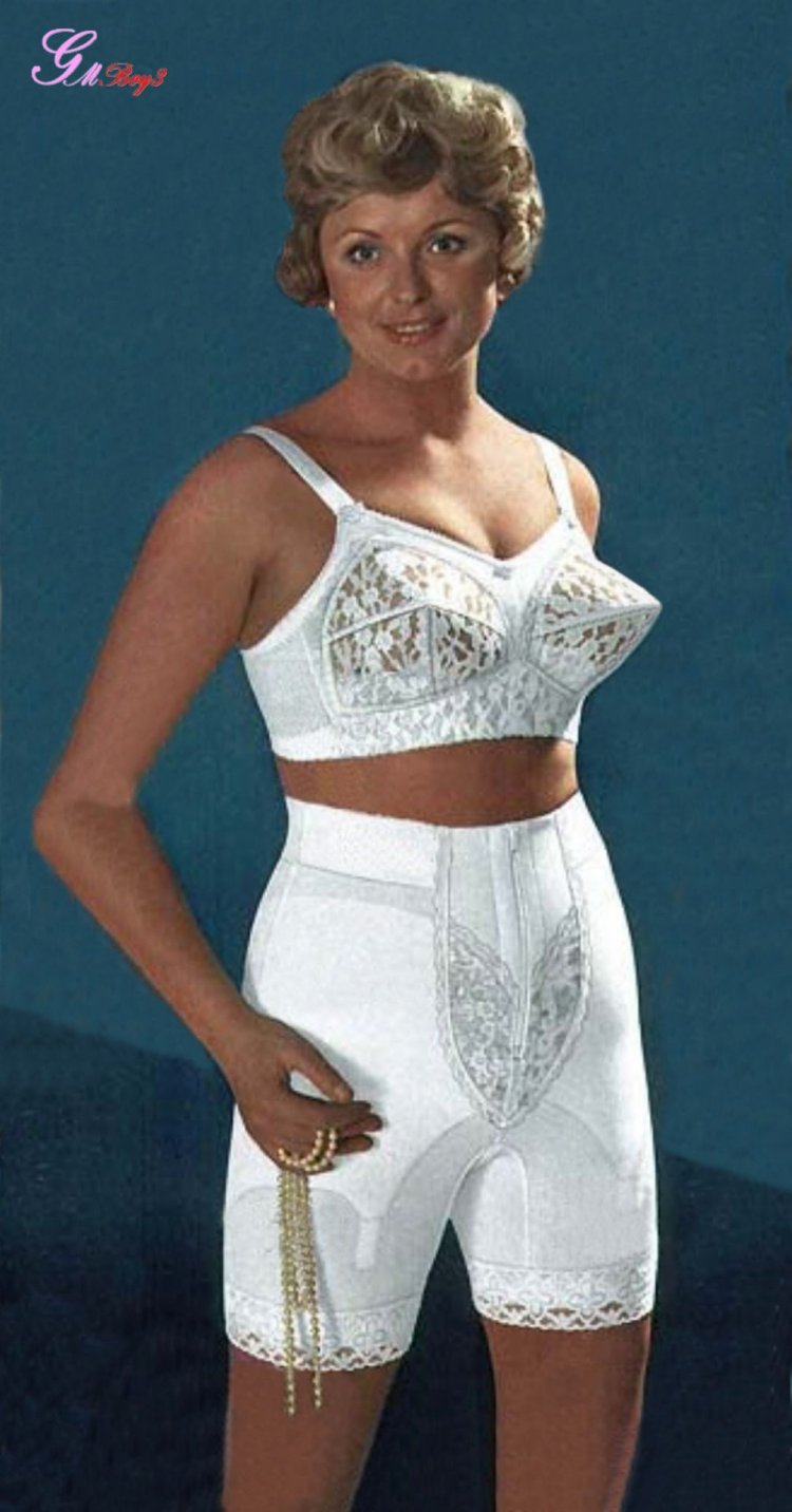 Женщины в трусах и панталонах