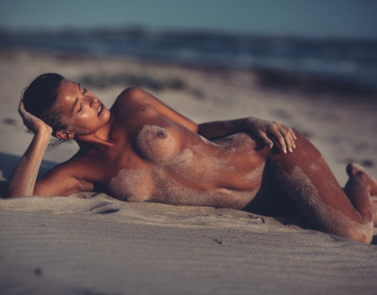 Голые девки и парни в море