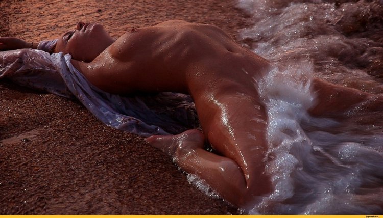 Мужчины на нудийском пляже