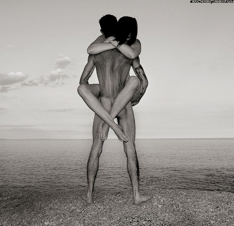 Голая Кендра ролл на берегу океана