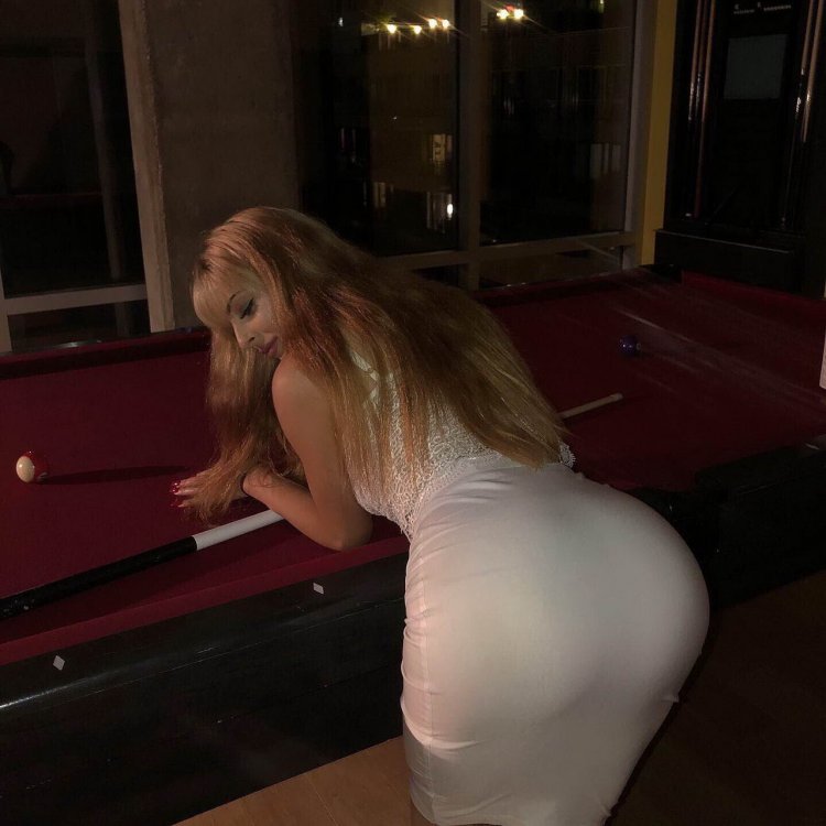 Большая грудь в обтягивающем платье