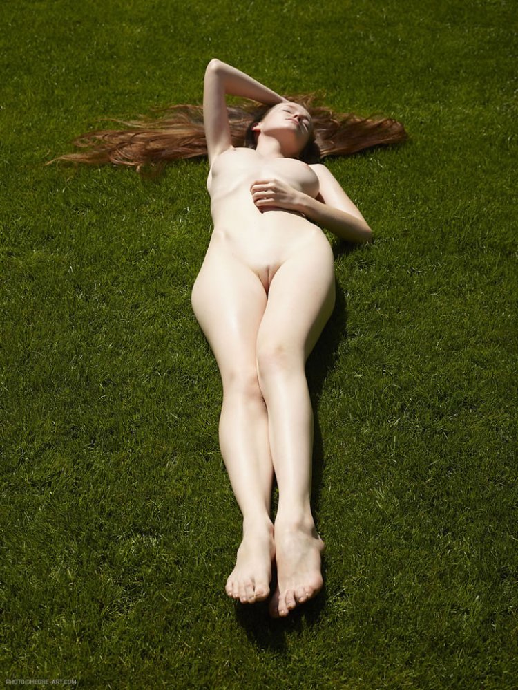 Голые брюнетки лежа на траве