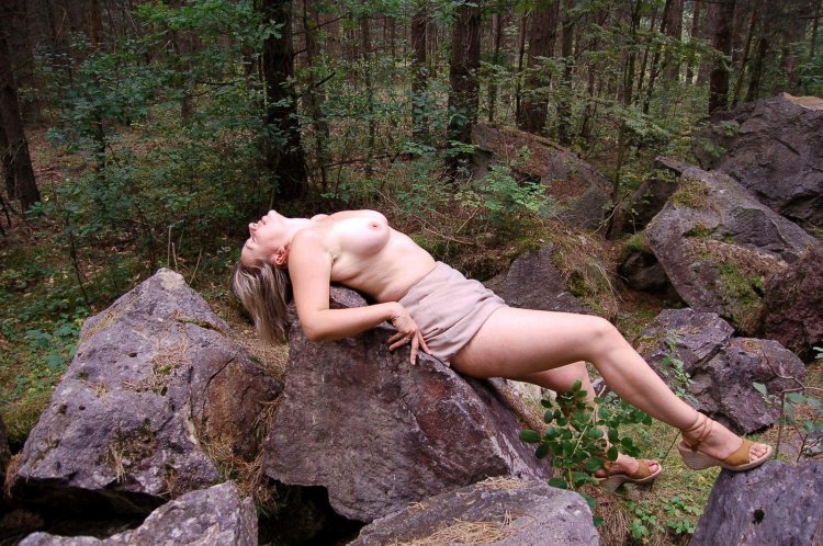 Зрелая красотка в лесу